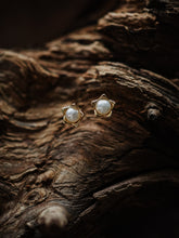 Load image into Gallery viewer, "Pearl Tulip" Earrings