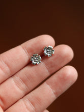 Load image into Gallery viewer, Silver Sakura Flower Earrings S